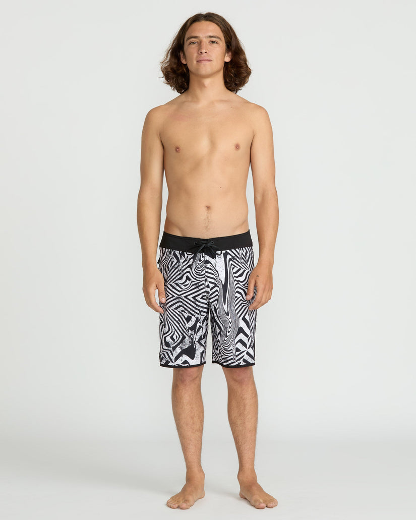 Infuse Scallop Mod 19" Boardshort - White Black